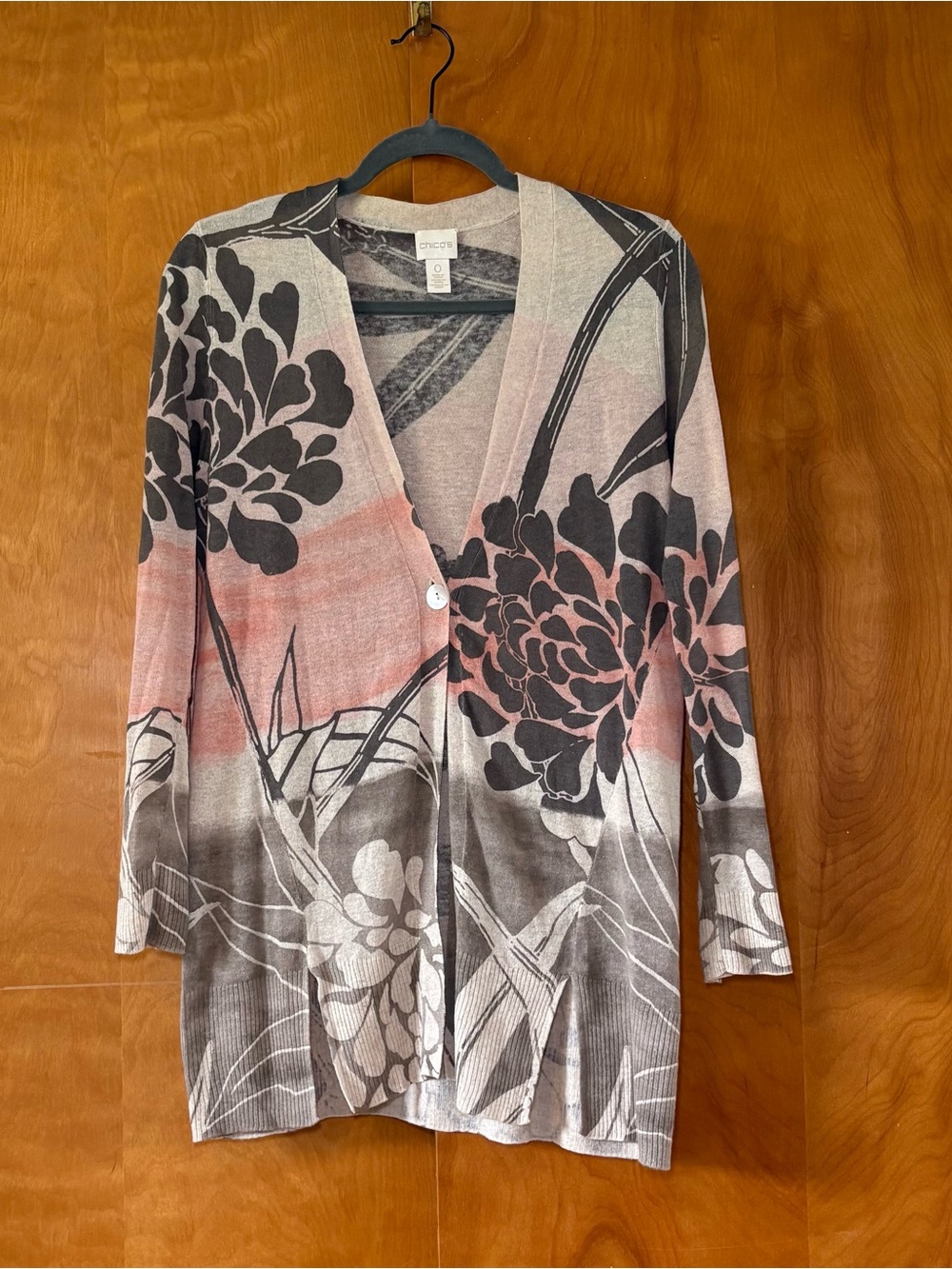 CHICO’S Gray Pink and Cream Floral V‑Neck Cardigan Chicos size 0 (S/M)